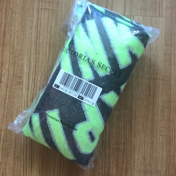 NWT VS PINK Oversized Blanket Scarf - Picture 4 of 9